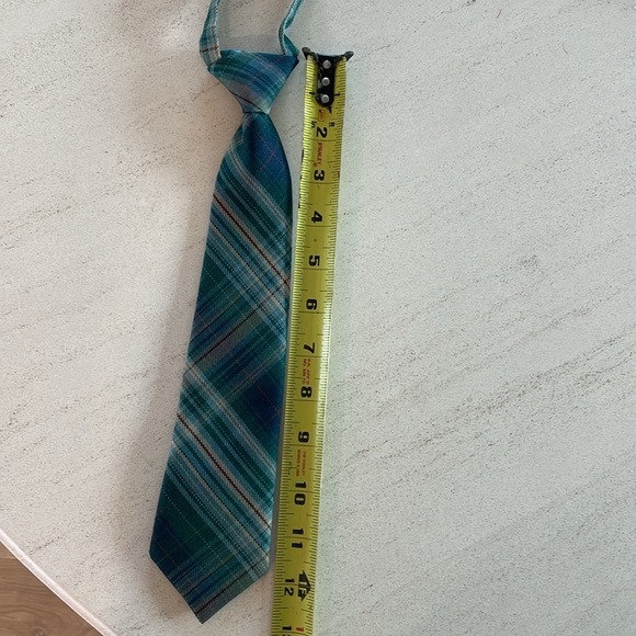 Little Boys green plaid adjustable tie. - Picture 5 of 5